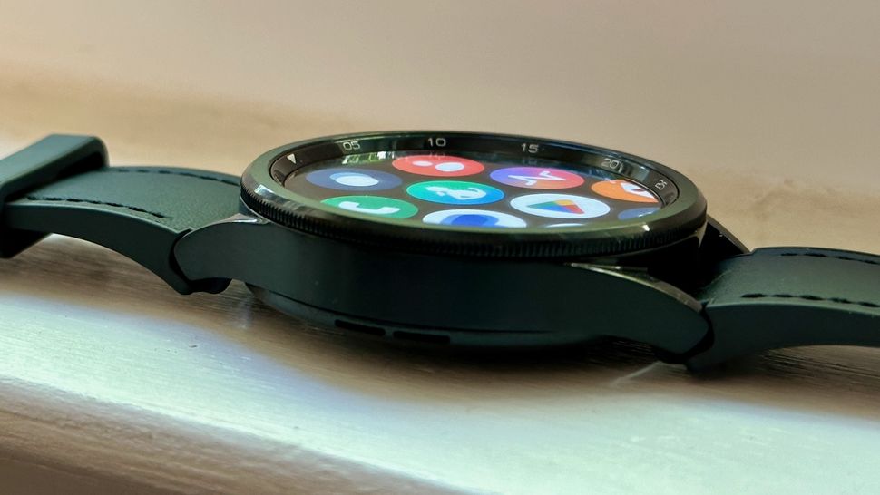 Samsung chuẩn bị ra mắt Galaxy Z Flip giá rẻ và bất ngờ với Watch 8 - A close-up side-view of the Samsung Galaxy Watch 6 Classic, focused on the rotating bezel