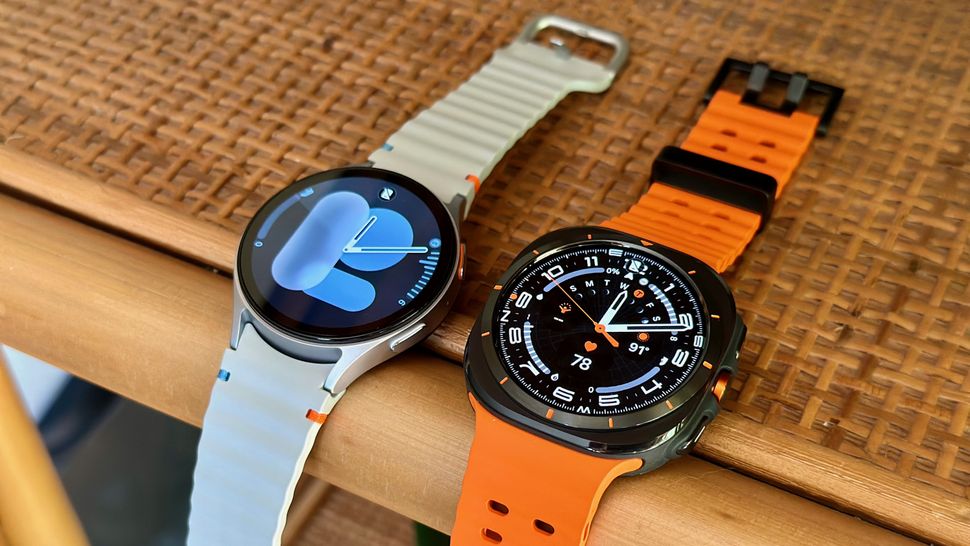 Samsung chuẩn bị ra mắt Galaxy Z Flip giá rẻ và bất ngờ với Watch 8 - The Samsung Galaxy Watch 7 (left, silver) and Samsung Galaxy Watch Ultra (right, black) side-by-side